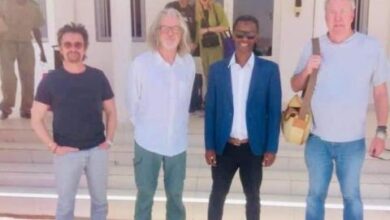 صورة نجوم برنامج ‏Top Gear البريطاني الشهير يصلون مدينة أطار (صور)
