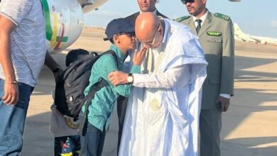 صورة غزواني يستقبل بمطار نواكشوط مواطنين تم إجلاؤهم من السودان