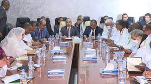 صورة اجتماع ثلاثي بين الحكومة والأحزاب ولجنة الانتخابات لمناقشة التطورات الأخيرة