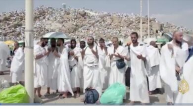 صورة حجاج بيت الله الحرام يبيتون في مزدلفة قبل التوجه إلى منى
