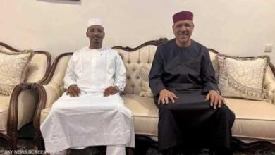 صورة الرئيس المعزول محمد بوزوم يستقبل الرئيس التشادي