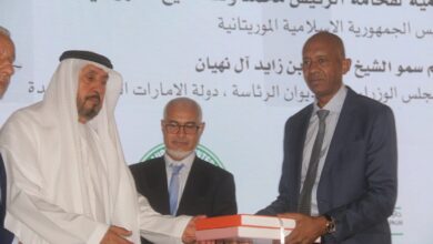 صورة جائزة خليفة لنخيل التمر والابتكار الزراعي تهدي آخر إصداراتها العلمية للرئيس غزواني