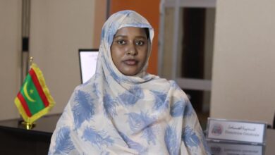 صورة مديرة تختار مقعدها البرلماني عن إدارة مؤسسة عمومية