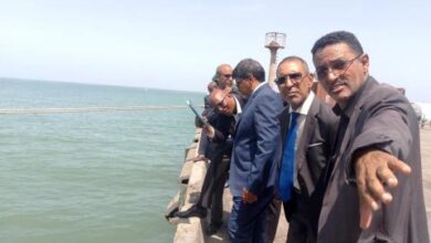 صورة ولد محم يعقد اجتماعات مع كبار المسؤولين في الميناء و يتجول في أرصفته و مرافقه الحيوية