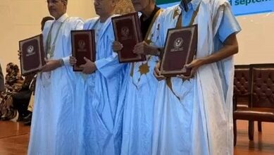 صورة ولد داداه أول الموقعين على الميثاق الجمهوري  –  صور