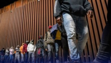 صورة السلطات الأمركية ترحل 140 سنغاليًا إلى وطنهم