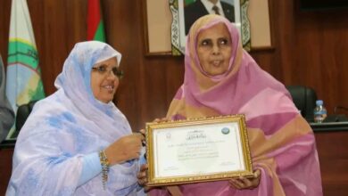 صورة رئيسة جهة نواكشوط تكرم إحدى العاملات المتميزات بالمؤسسة