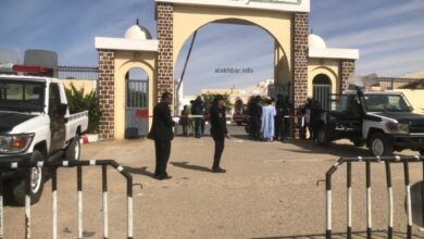 صورة المحكمة تعيد الرئيس السابق والمتهمين معه لأماكن الاحتجاز
