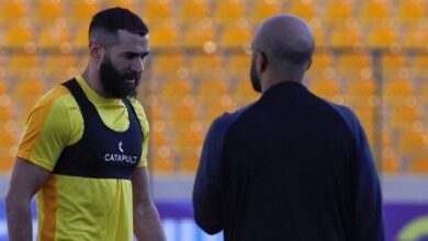 صورة كواليس إقالة المدرب.. وتفاصيل “تهديد” بنزيما لإدارة الاتحاد السعودي