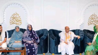 صورة فريق من العدادين الشباب يحصي عائلة رئيس الجمهورية