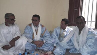 صورة وفد من نقابة الصحفيين يعزي المختار الطالب النافع فى وفاة والده
