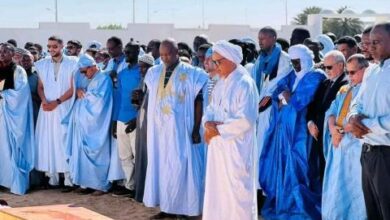 صورة إقامة صلاة الجنازة على جثمان رئيس البرلمان الأسبق محمد ولد ابيليل