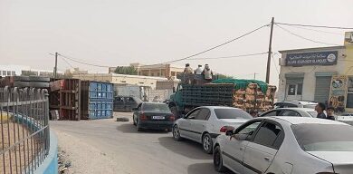 صورة إصابة شخص في حادث سقوط شاحنة عند ملتقى طرق (المعرض)