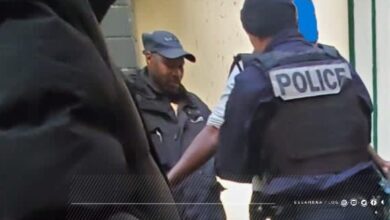 صورة موريتاني يقتحم السفارة بباريس ويعبث بمحتويات الحالة المدنية (صورة)
