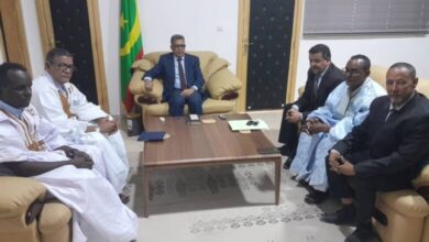 صورة والي داخلت نواذيبو يستقبل بعثة من نقابة الصحفيين