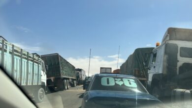 صورة توقف لحركة المرور عند مدخل بتلميت الغربي بسبب شاحنات متعطلة