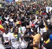 صورة الآلاف من السنغاليين يخرجون في مسيرات مطالبة بإجراء الرئاسيات