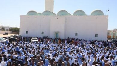 صورة الآلاف يؤدون صلاة الجنازة على العلامة حمدا ولد التاه