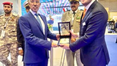 صورة وزير الدفاع يعود بعد المشاركة في معرض عسكري بقطر