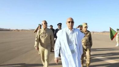 صورة غزواني يعود إلى نواكشوط بعد أن شارك مجموعة من الجنود في بير أم أكرين إفطارهم الرمضاني