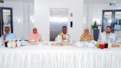 صورة الوزير الأول ينظم إفطارا لموظفي القطاع