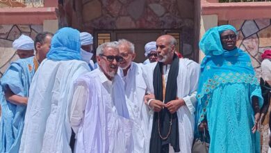 صورة رئيس التكتل وقادته يلجأون لمقر فرعي بعد إغلاق مقر الحزب أمامهم
