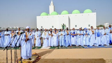صورة الرئيس غزواني يحضر صلاة عيد الفطر بالجامع العتيق