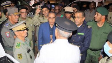 صورة وزير الداخلية يتفقد أسواق نواكشوط رفقة قادة الأجهزة الأمنية