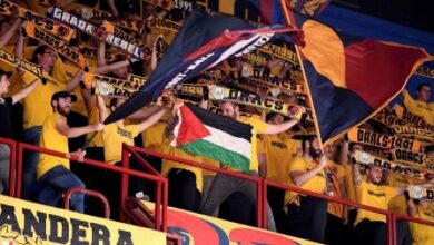صورة جمهور برشلونة يهتف دعما لفلسطين أمام فريق إسرائيلي