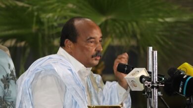 صورة ولد عبد العزيز يتسلم شهادة تبريز تحضيرا لإكمال ملف ترشحه للرئاسة
