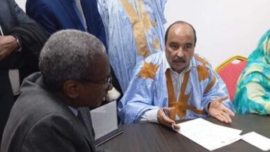 صورة ولد عبدالعزيز يسلم ملف ترشحه للمجلس الدستوري