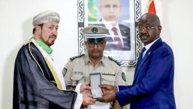 صورة توشيح خمسة دبلوماسيين بمناسبة انتهاء مهامهم