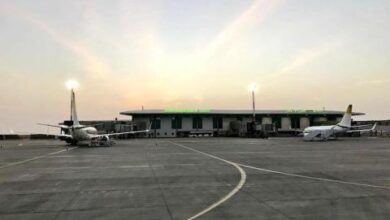 صورة توقيف شخص تسلق حائط مطار “أم التونسي”