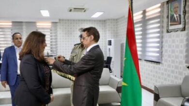 صورة وزير الاقتصاد يوشح الممثلة المقيمة للبنك الدولي
