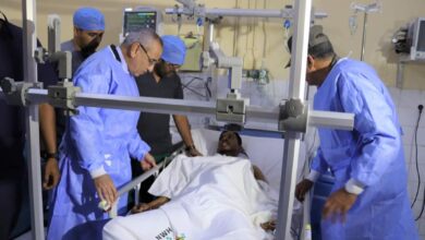 صورة وزير الداخلية يزور أفراد الأمن والحرس الذين أصيبوا في أعمال الشغب الأخيرة