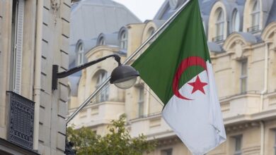 صورة الجزائر تقرر سحب سفيرها لدى فرنسا بعد دعم السيادة المغربية (بيان)