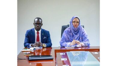 صورة وزيرة التجارة تحث على التحلي بالمسؤولية ومراعاة القوانين والنظم المعمول بها