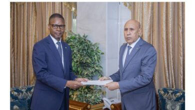 صورة الوزير الأول يقدم استقالة حكومته لرئيس الجمهورية