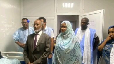 صورة وزير الصحة يقوم بزيارة اطلاع وتفقد للتوأم السيامي بمركز استطباب الأم والطفل في نواكشوط.