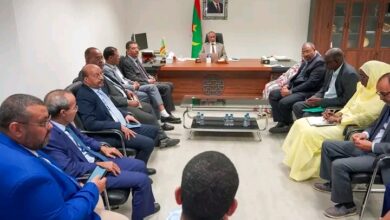 صورة وزير الصحة  يترأس اجتماعا مع المكلفين بمهام والمستشارين.