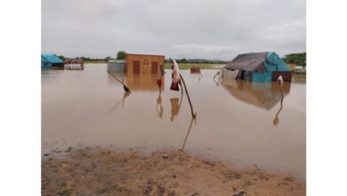 صورة والي الحوض الغربي وكالة يتفقد قرية بغداد بمقاطعة لعيون بعد تضررها من السيول
