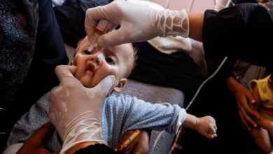 صورة مقتل العشرات في قصف إسرائيلي لغزة وسط استعدادات لحملة تطعيم من شلل الأطفال