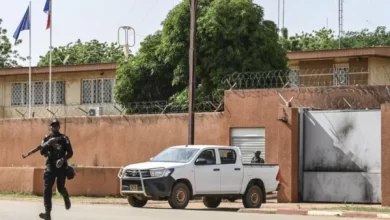 صورة فرنسا تلجأ إلى “استراتيجية الصمت” ردًا على اتهامات النيجر بدعمها للإرهابيين