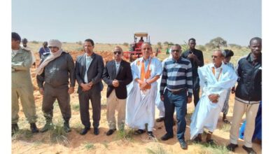 صورة والي تكانت أمام مزارعي واد البركه: لا استقلال لشعب يعيش من وراء حدوده