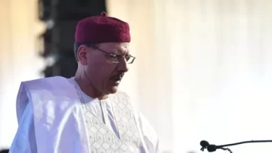 صورة أول جلسة تحقيق لرئيس النيجر السابق محمد بازوم بتهمة الخيانة العظمى
