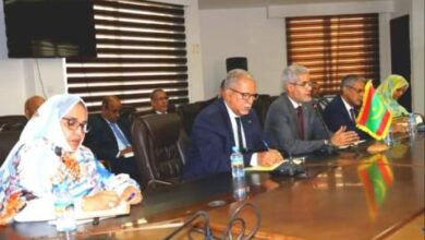صورة عدد من أعضاء الحكومة فى جلسة عمل مع بعثة من البنك الدولى ومؤسسة التمويل الدولية