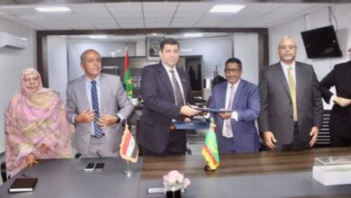 صورة توقيع ملحق لتمديد العمل بمذكرة التفاهم( mou )المتعلقة بمشروع إنجاز شبكة اترامواي