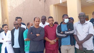 صورة عمال مستشفى نواذيبو يتظاهرون طلبا لصرف علاوة التشجيع
