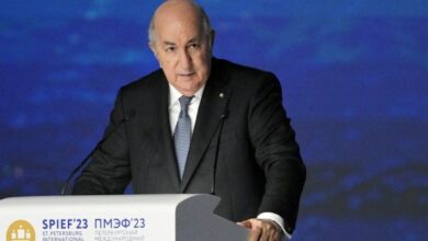 صورة الرئيس الجزائري يخوض انتخابات الرئاسة يوم السبت دون منافسة تذكر
