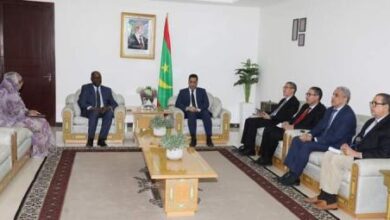 صورة الوزير الأول يستقبل فى مكتبه وفدا من صندوق النقد الدولي
